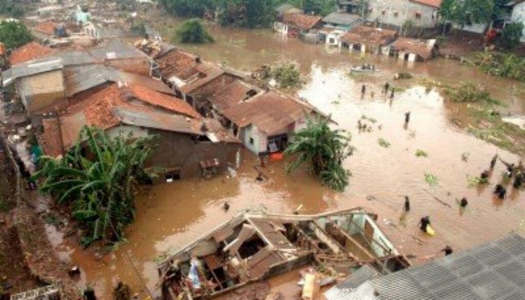 Sejumlah personel TNI melakukan penyisiran di lokasi banjir bandang akibat jebolnya tanggul Situ Gintung, Cirendeu, Tangerang, Jumat (27/3).
